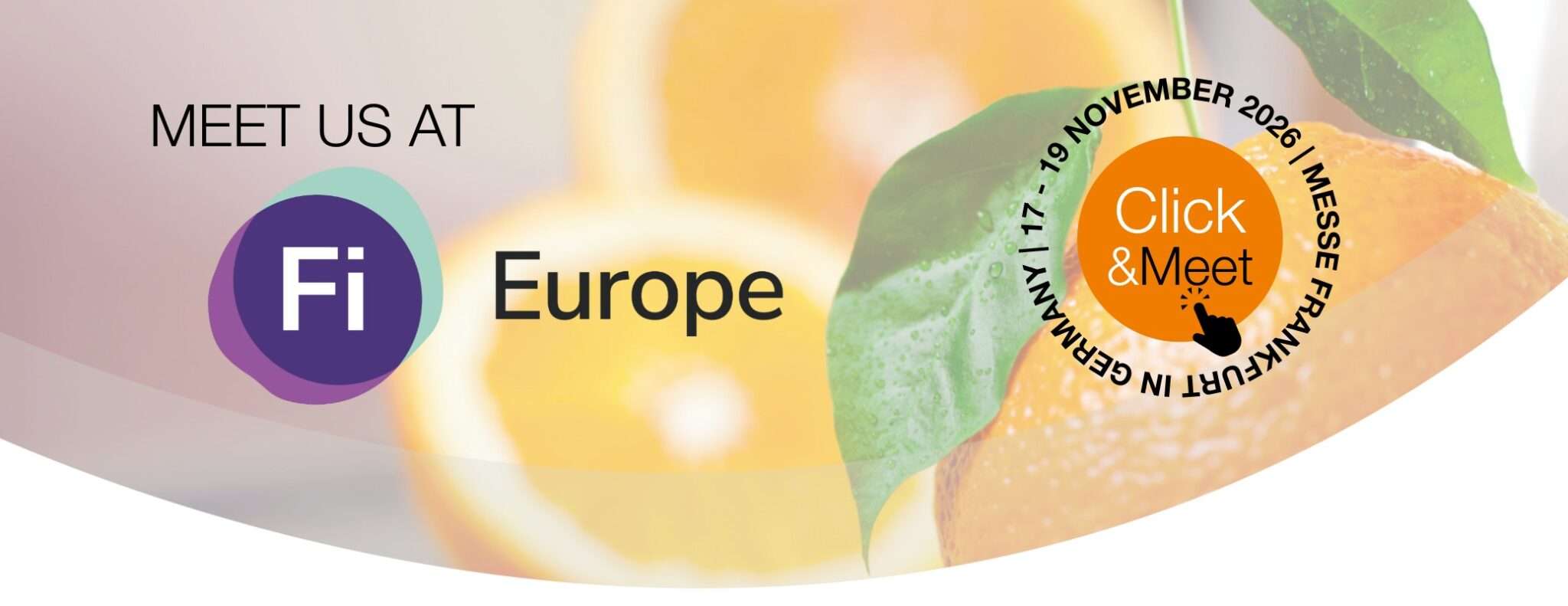 Banner für die Veranstaltung „Fi Europe“ mit Orangen im Hintergrund, das die lebendigen Aromen und natürlichen Extrakte hervorhebt. Veranstaltungsdatum: 17. bis 19. November 2026, Messe Frankfurt, Deutschland. Auf der rechten Seite ist ein „Click & Meet“ Aufkleber zu sehen.